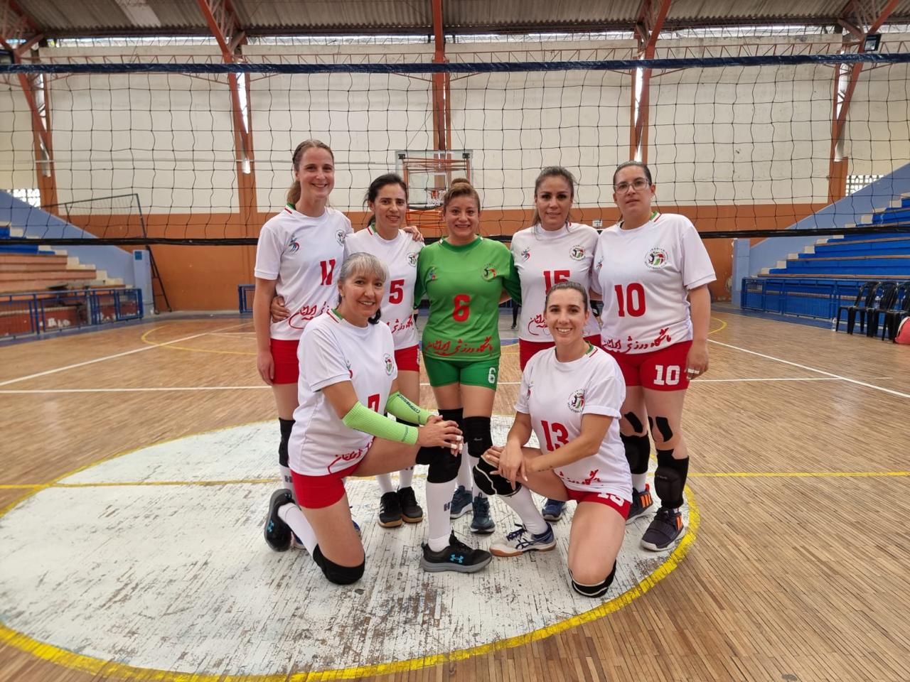 Jugadoras del club reunidas en la cancha